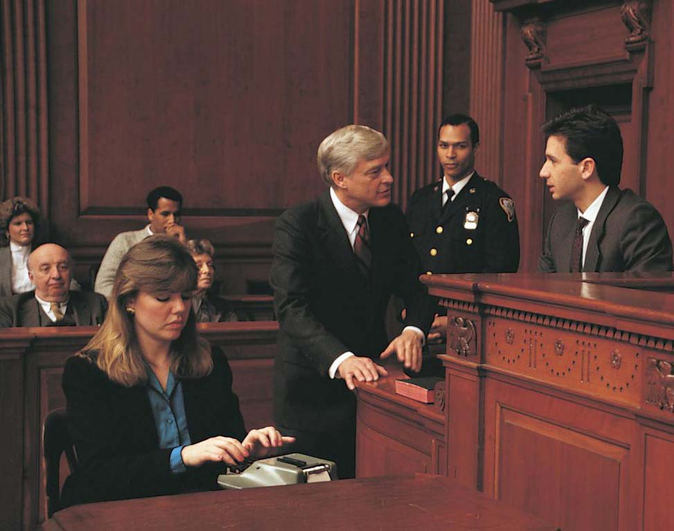 ადვოკატი ჯვარედინი წესით კითხავს ბრალდების მოწმეს სასამართლო პროცესზე. ჯვარედინი დაკითხვა შეჯიბრებითი პროცესის განუყოფელი ნაწილია.